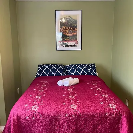 Private Room In Los Angeles With Wifi, Tv, And View Of Hollywood Sign & Shared Kitchen